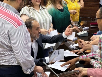 الطبيب مصطفى المعايطة يشهر كتاب ( لاجلك باح الصخر في الجنوب )  - صور 