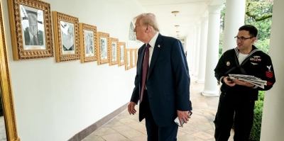 ترمب يستبدل صورة بايدن بقلم آلي ! - فيديو وصور