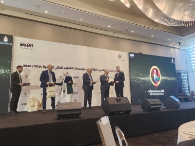 وزير التعليم العالي والبحث العلمي يكرّم طالب جامعة البترا محمد حورانية في حفل 