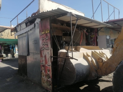 بالصور.. بلدية الزرقاء تزيل أكشاكًا وبسطات في «المجمع القديم»