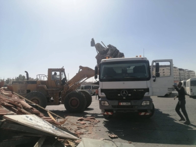 بالصور.. بلدية الزرقاء تزيل أكشاكًا وبسطات في «المجمع القديم»