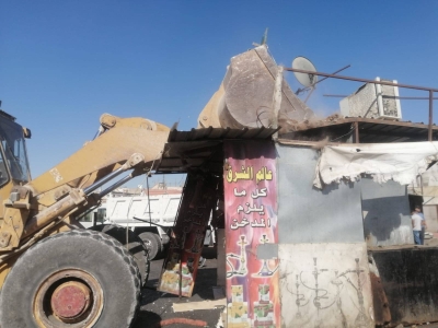 بالصور.. بلدية الزرقاء تزيل أكشاكًا وبسطات في «المجمع القديم»