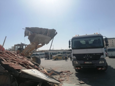 بالصور.. بلدية الزرقاء تزيل أكشاكًا وبسطات في «المجمع القديم»