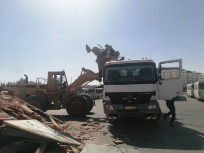 بالصور.. بلدية الزرقاء تزيل أكشاكًا وبسطات في «المجمع القديم»