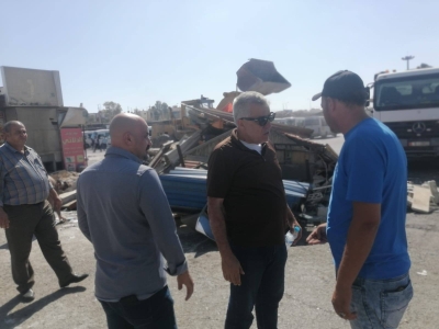 بالصور.. بلدية الزرقاء تزيل أكشاكًا وبسطات في «المجمع القديم»