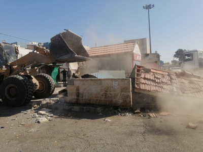 بالصور.. بلدية الزرقاء تزيل أكشاكًا وبسطات في «المجمع القديم»