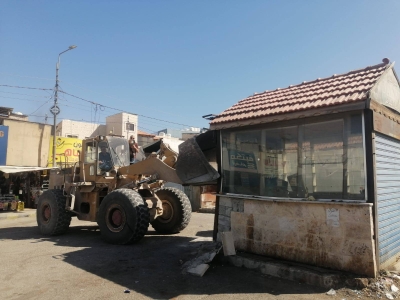 بالصور.. بلدية الزرقاء تزيل أكشاكًا وبسطات في «المجمع القديم»