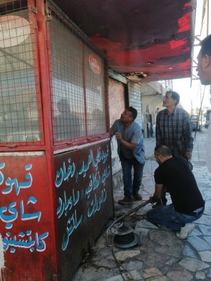 بالصور.. بلدية الزرقاء تزيل أكشاكًا وبسطات في «المجمع القديم»