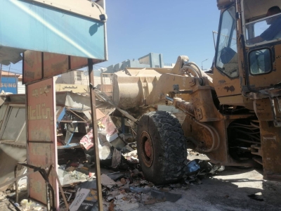 بالصور.. بلدية الزرقاء تزيل أكشاكًا وبسطات في «المجمع القديم»