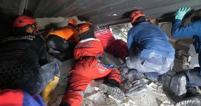 صور وفيديو.. 91 طالبا تحت الأنقاض بعد انهيار مدرسة إندونيسية