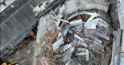 صور وفيديو.. 91 طالبا تحت الأنقاض بعد انهيار مدرسة إندونيسية