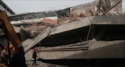 صور وفيديو.. 91 طالبا تحت الأنقاض بعد انهيار مدرسة إندونيسية