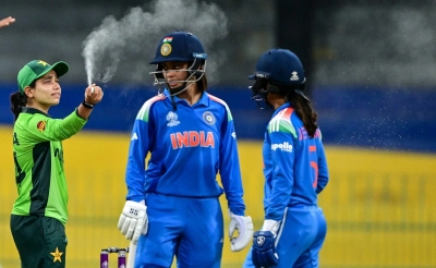 غزو الحشرات يوقف مباراة هامة ويشعل غضباً جماهيرياً في الهند وباكستان