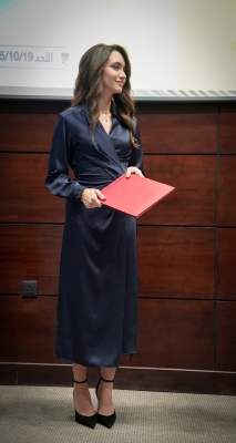 الأميرة جليلة بنت علي ترعى حفل تخريج برامج دبلوم ودورات تدريبية في (الشرق الأوسط) - صور