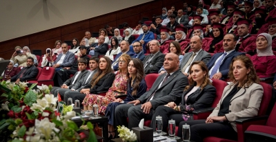 الأميرة جليلة بنت علي ترعى حفل تخريج برامج دبلوم ودورات تدريبية في (الشرق الأوسط) - صور