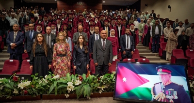 الأميرة جليلة بنت علي ترعى حفل تخريج برامج دبلوم ودورات تدريبية في (الشرق الأوسط) - صور