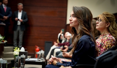 الأميرة جليلة بنت علي ترعى حفل تخريج برامج دبلوم ودورات تدريبية في (الشرق الأوسط) - صور