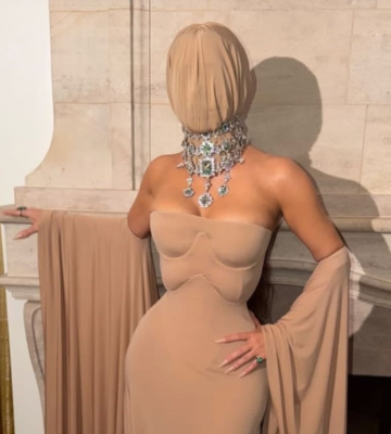 كيم كارداشيان تثير الجدل بقناع كريستالي غريب!