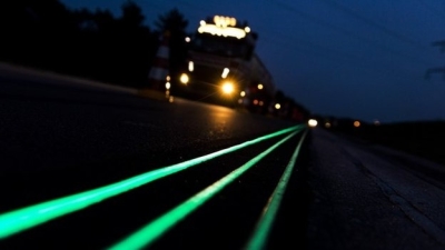 الطرق المتوهجة .. ما هي وكيف خفضت من الحوادث الليلية؟ -  صور