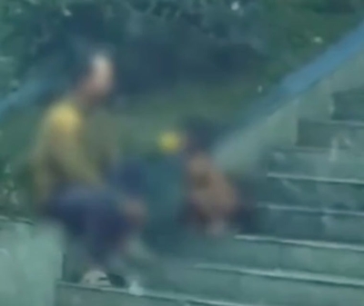 الصين: طفل يركض عارياً على أربع يثير ضجة ووالداه يقدمان تبريراً صادماً!