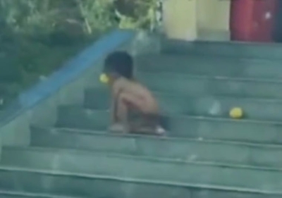 الصين: طفل يركض عارياً على أربع يثير ضجة ووالداه يقدمان تبريراً صادماً!