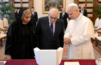 البابا ليو الـ14 يتبادل الهدايا مع رئيس الوزراء اللبناني نواف سلام وزوجته سحر بعاصيري