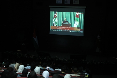 جامعة الشرق الأوسط تبث خطاب العرش السامي وتناقش دلالاته الوطنية والسياسية بين طلبتها