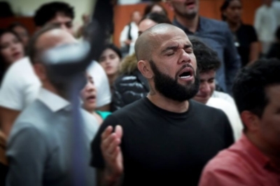 بالفيديو .. بعد براءته من الاغتصاب .. التائب داني ألفيش يصبح واعظا في كنيسة