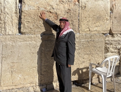 مواطن أردني يثير الجدل بزيارة الكنيست وحائط البراق - صور