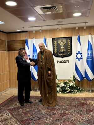 مواطن أردني يثير الجدل بزيارة الكنيست وحائط البراق - صور