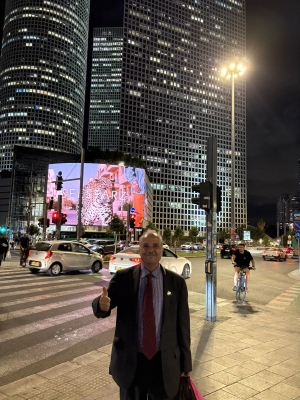 مواطن أردني يثير الجدل بزيارة الكنيست وحائط البراق - صور