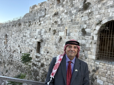 مواطن أردني يثير الجدل بزيارة الكنيست وحائط البراق - صور