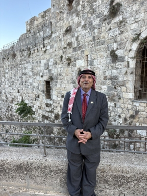 مواطن أردني يثير الجدل بزيارة الكنيست وحائط البراق - صور