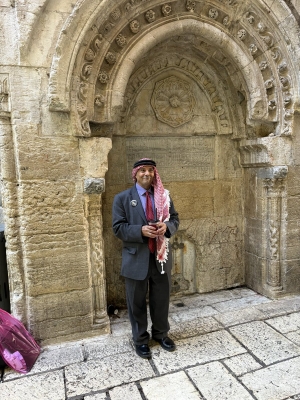 مواطن أردني يثير الجدل بزيارة الكنيست وحائط البراق - صور