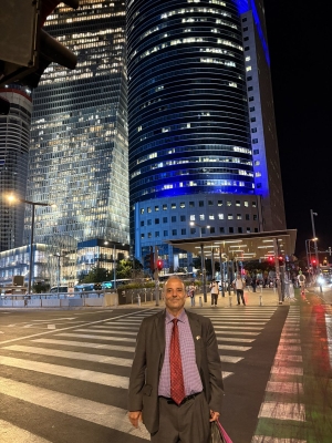 مواطن أردني يثير الجدل بزيارة الكنيست وحائط البراق - صور