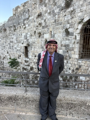 مواطن أردني يثير الجدل بزيارة الكنيست وحائط البراق - صور