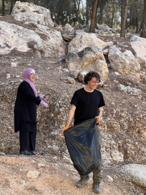 جوّالة الطبيعة (EcoHikers) تنفذ حملة تنظيف في غابة أبو السوس بمشاركة أردنيين وأجانب