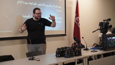 طلبة (إعلام الشرق الأوسط) يتفاعلون مع المخرج رأفت الطباخي في ورشة حول السينما الرقمية