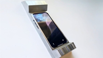 اثقل غطاء هاتف في العالم .. ابتكار غريب لمكافحة إدمان الشاشات - صور