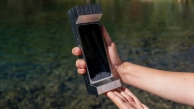 اثقل غطاء هاتف في العالم .. ابتكار غريب لمكافحة إدمان الشاشات - صور