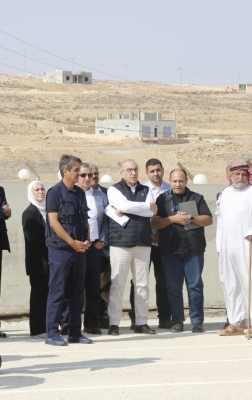 مغلق منذ 4 سنوات .. وزيران يتفقدان ستاد البترا - صور