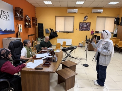 الفنانة جوليت عواد تُشرف على اختبارات منح التفوق الفني في جامعة البترا