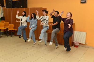 الفنانة جوليت عواد تُشرف على اختبارات منح التفوق الفني في جامعة البترا