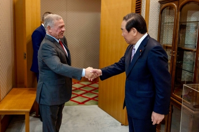 الملك يعقد لقاءات مع قادة في البرلمان الياباني