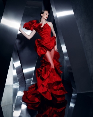 ما ألوان الفساتين التي تناسب البشرة السمراء؟