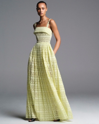 ما ألوان الفساتين التي تناسب البشرة السمراء؟