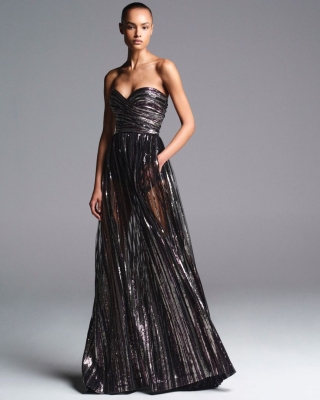 ما ألوان الفساتين التي تناسب البشرة السمراء؟