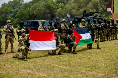 الملك والرئيس الإندونيسي يحضران مجريات تمرين عسكري مشترك للطائرات المسيرة