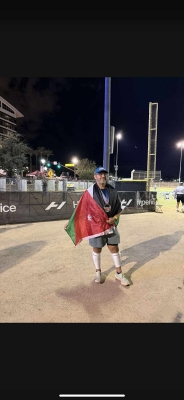 حداد يزهو بالعلم الأردني