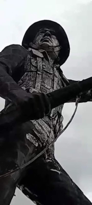 تمثال «الجندي المجهول» بارتفاع 15 مترًا يخلّد شهداء معركة الكرامة — عمل نحتي للفنان هيثم خالد جابر